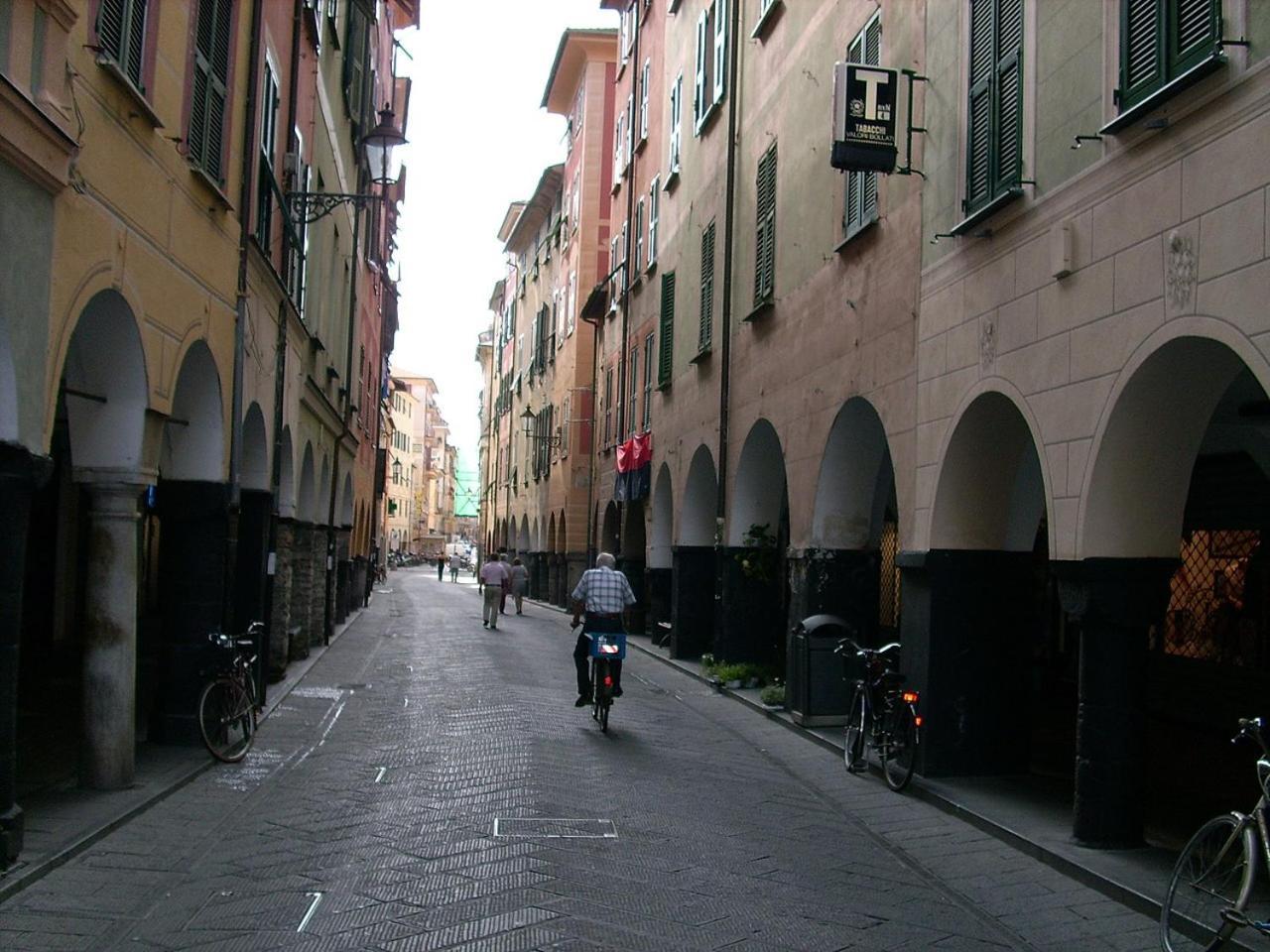 Vista Sul Carruggio, Centro Storico Di 基亚瓦里 外观 照片